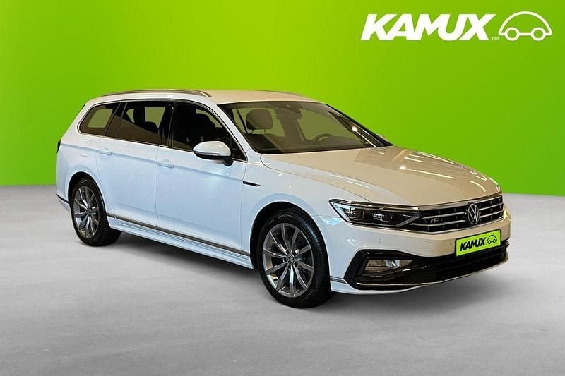 Vit Begagnad 2022 VW Passat R-line Kombi | 284 700 kr (Marknadspris) - Bild 1/4