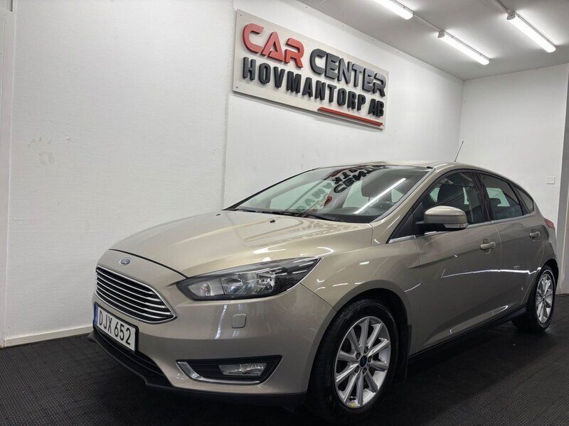 Grå Begagnad 2015 Ford Focus Titanium Halvkombi | 69 900 kr (Marknadspris) - Bild 1/4
