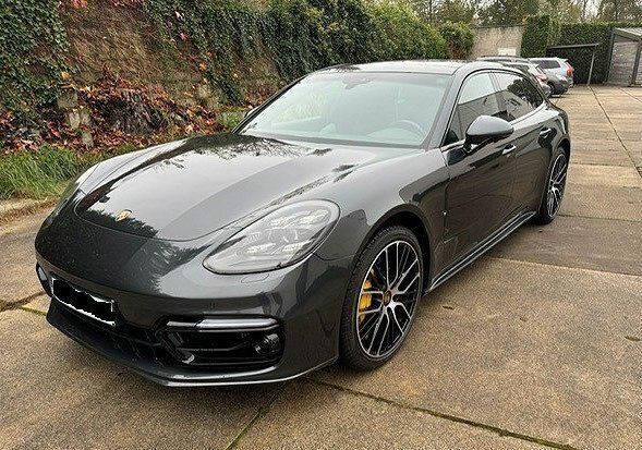 Mörkgrå metallic Begagnad 2018 Porsche Panamera Turbo S Sedan | 965 000 kr - Bild 1/4