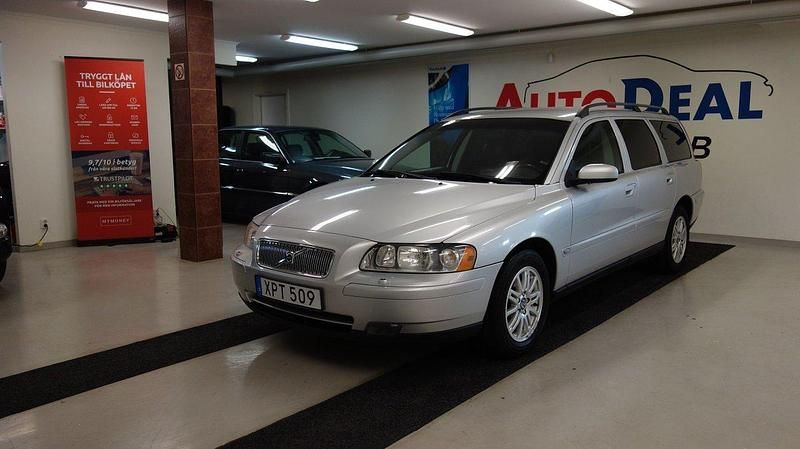 Ljusgrå Begagnad 2006 Volvo V70 Kinetic Kombi | 49 900 kr (Lite dyr) - Bild 1/4