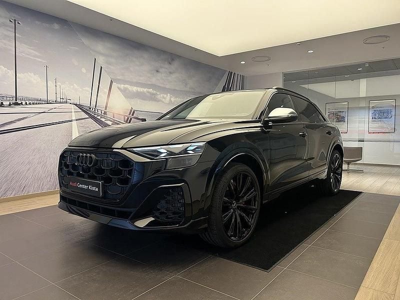 Svart (mytsvart metallic) Ny 2025 Audi SQ8 Design SUV | 1 497 000 kr - Bild 1/4