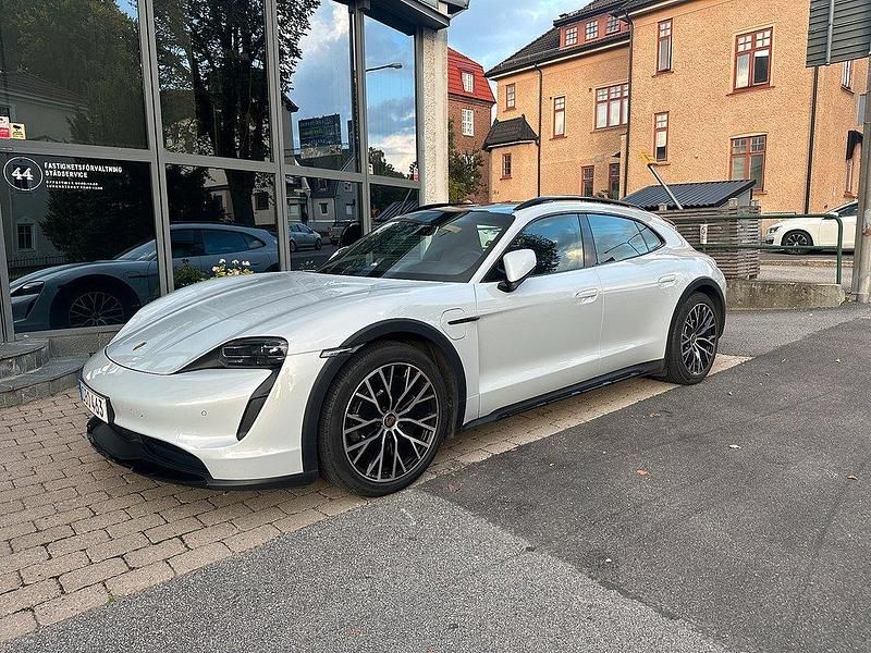 Ljusgrå Begagnad 2021 Porsche Taycan Cross Turismo Sedan | 689 900 kr (Dyr) - Bild 1/4