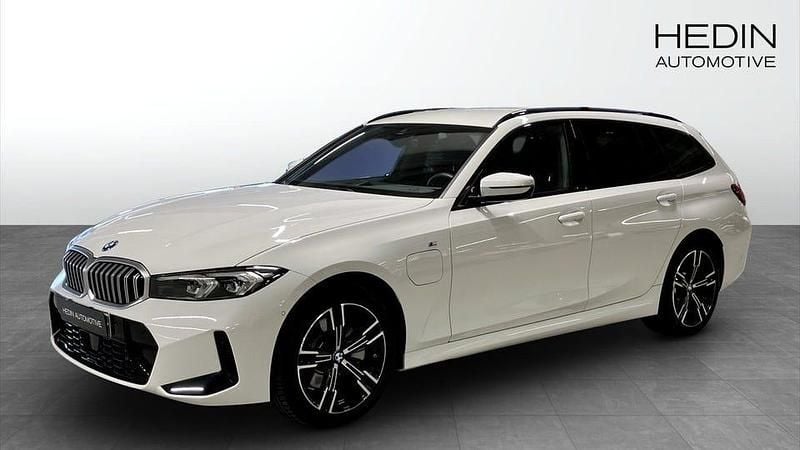 Vit Begagnad 2025 BMW 330 Comfort Edition Kombi | 514 700 kr - Bild 1/4