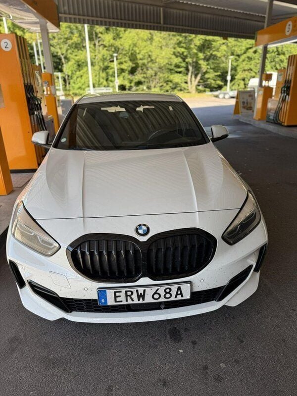 Vit Begagnad 2021 BMW 118 M Sport Halvkombi | 260 000 kr (Marknadspris) - Bild 1/4