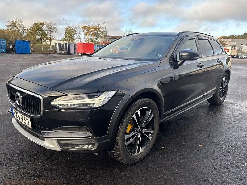 Mörkblå (svart) Begagnad 2018 Volvo V90 CC Kombi | 168 700 kr (Marknadspris) - Bild 1/4