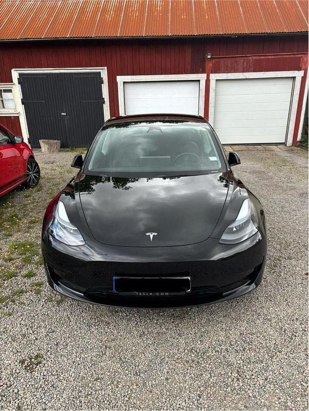 Svart Begagnad 2023 Tesla Model 3 Standard Range Sedan | 350 000 kr - Bild 1/4
