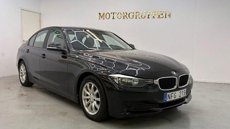 Begagnad BMW 318 143 HK (105 kW) 2013 Svart Sedan