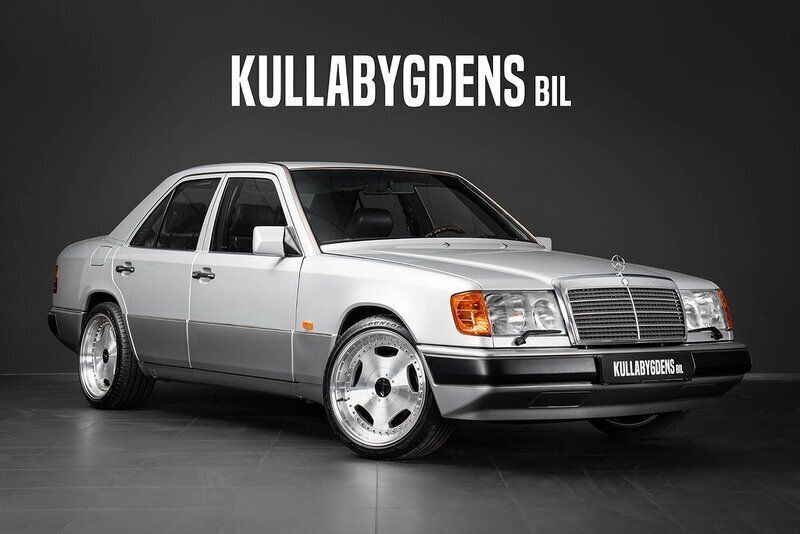 Ljusgrön Begagnad 1993 Mercedes E200 Sedan | 349 000 kr - Bild 1/4