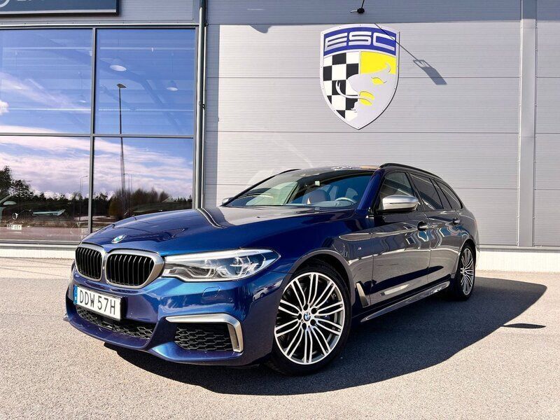 Mörkblå (blå) Begagnad 2018 BMW M550 M Sport Sedan | 399 900 kr (Marknadspris) - Bild 1/4