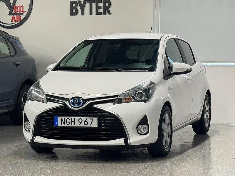 Vit Begagnad 2016 Toyota Yaris Hybrid Active Halvkombi | 129 900 kr (Bra pris) - Bild 1/4