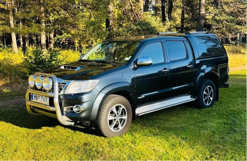 Svart Begagnad 2015 Toyota HiLux Pickup | 259 900 kr (Marknadspris) - Bild 1/4