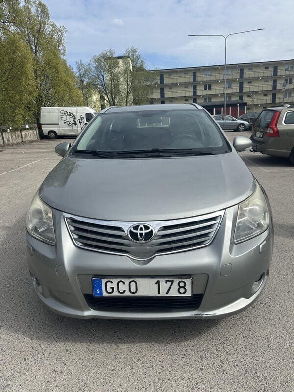 Grå Begagnad 2010 Toyota Avensis Business Edition Kombi | 58 000 kr (Marknadspris) - Bild 1/4