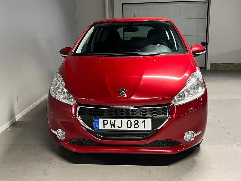 Begagnad Peugeot 208 Active 82 HK (60 kW) 2014 Mörkröd Halvkombi