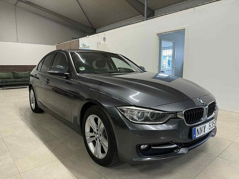 Grå Begagnad 2012 BMW 320 Sport Line Sedan | 119 900 kr (Marknadspris) - Bild 1/4