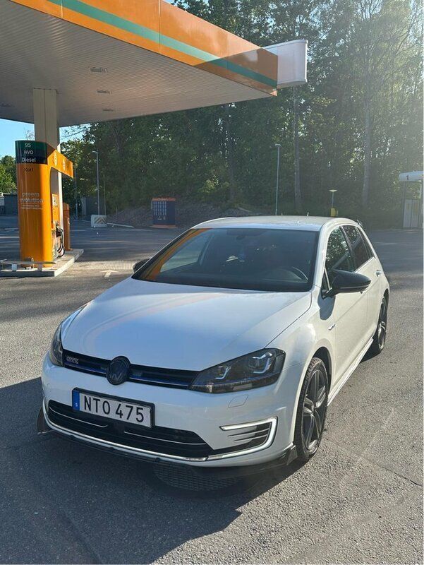 Vit Begagnad 2015 VW Golf VII GTE Halvkombi | 175 050 kr (Lite dyr) - Bild 1/4