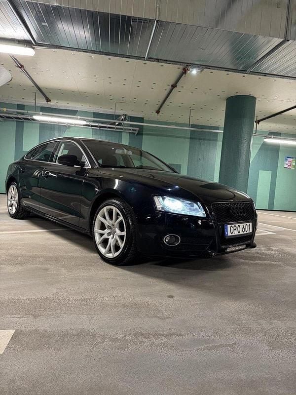 Svart Begagnad 2011 Audi A5 Sportback Comfort Halvkombi | 79 000 kr (Marknadspris) - Bild 1/4