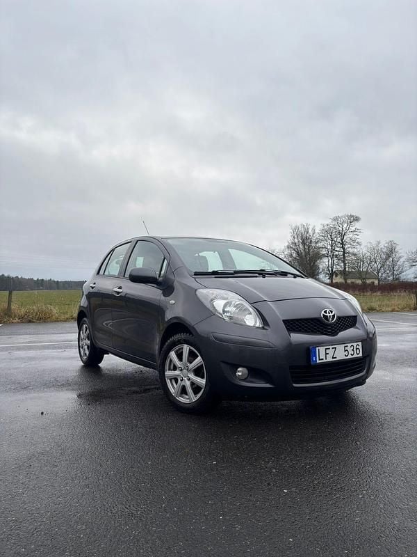 Begagnad 2011 Toyota Yaris Halvkombi | 48 000 kr (Bra pris) - Bild 1/4