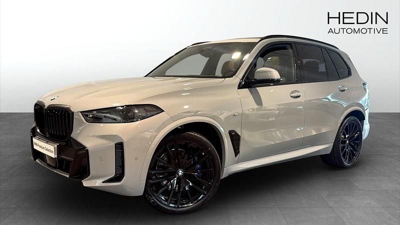Grå (grey) Begagnad 2024 BMW X5 M Sport SUV | 1 068 700 kr - Bild 1/4