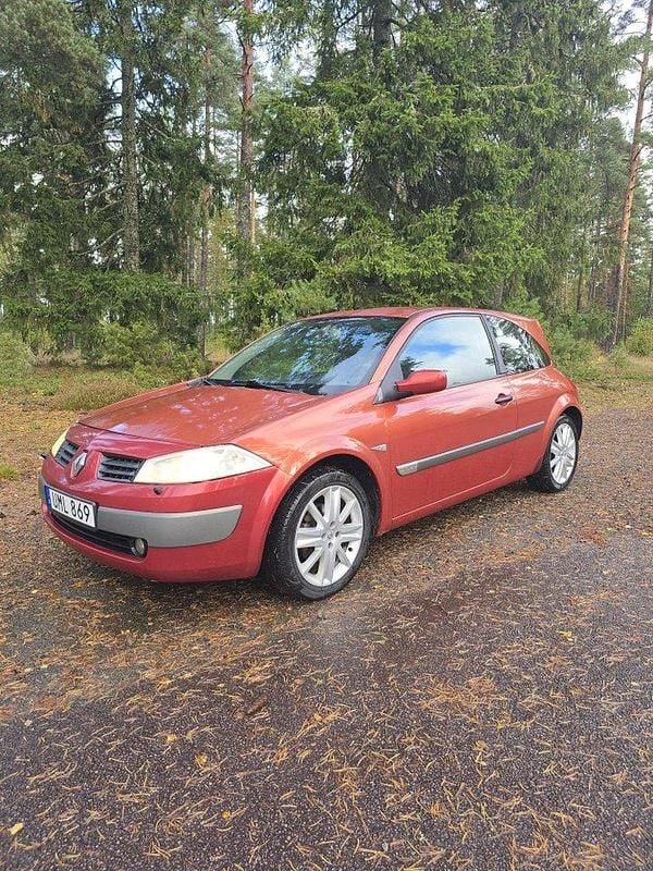 Röd Begagnad 2003 Renault Mégane II Halvkombi | 17 000 kr (Marknadspris) - Bild 1/4