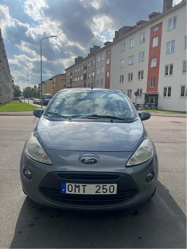 Grå Begagnad 2011 Ford Ka Titanium Halvkombi | 28 500 kr (Marknadspris) - Bild 1/4