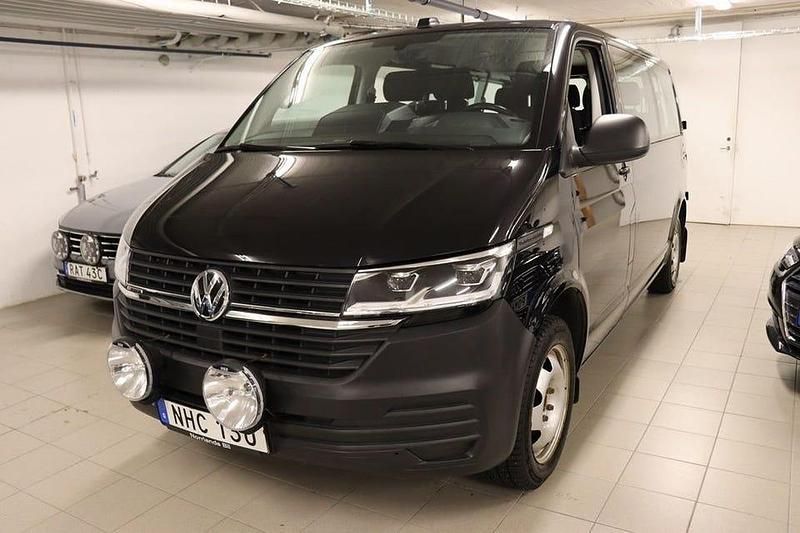 Svart (deep black pärleffekt) Begagnad 2022 VW T6.1 Van | 499 000 kr (Dyr) - Bild 1/4