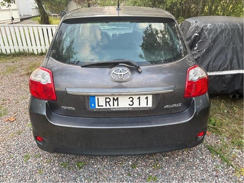 Grå Begagnad 2011 Toyota Auris Plus Halvkombi | 30 000 kr (Bra pris) - Bild 1/4