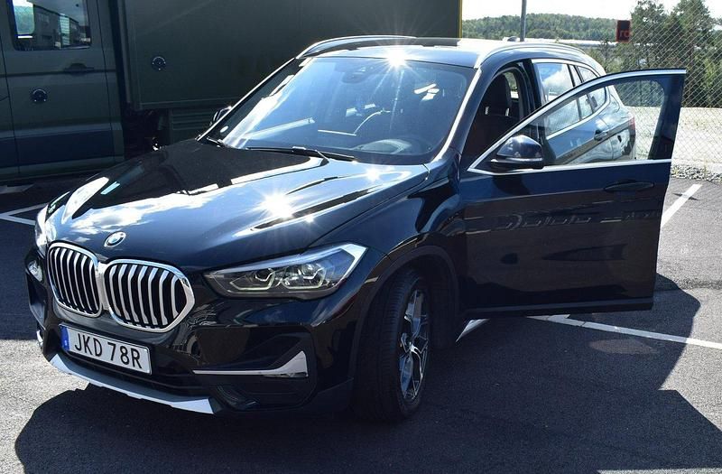 Svart Begagnad 2021 BMW X1 xLine SUV | 289 000 kr (Marknadspris) - Bild 1/4