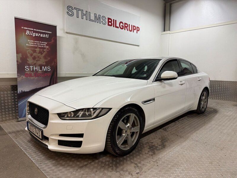Vit Begagnad 2016 Jaguar XE Sedan | 129 500 kr (Marknadspris) - Bild 1/4