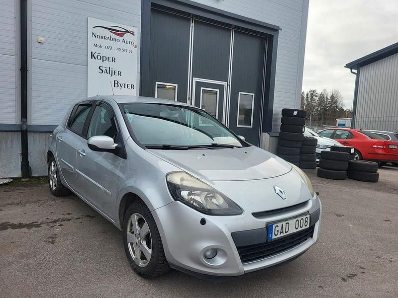 Begagnad Renault Clio R.S. 75 HK (55 kW) 2012 Silver Halvkombi