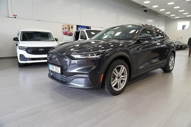 Grå Begagnad 2022 Ford Mustang Mach-E SUV | 339 900 kr - Bild 1/4
