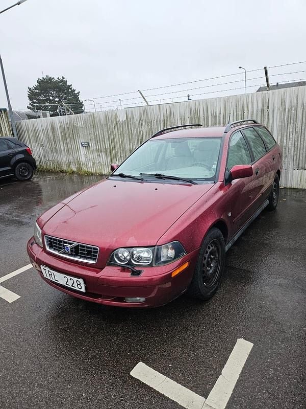 Begagnad 2003 Volvo V40 Kombi | 23 000 kr (Dyr) - Bild 1/4