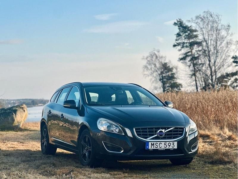 Grå Begagnad 2013 Volvo V60 Momentum Kombi | 75 000 kr (Superpris) - Bild 1/4