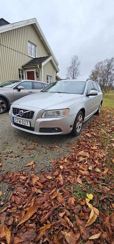 Grå Begagnad 2010 Volvo V70 Momentum Kombi | 20 000 kr - Bild 1/3