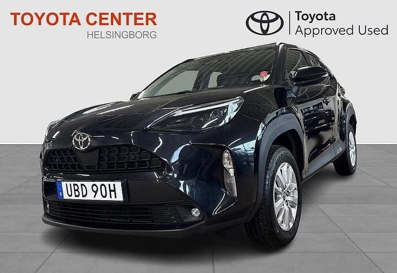 Svart Begagnad 2024 Toyota Yaris Cross Active SUV | 289 900 kr (Marknadspris) - Bild 1/4