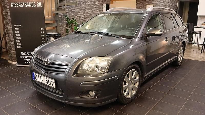Grå Begagnad 2008 Toyota Avensis Kombi | 39 900 kr (Marknadspris) - Bild 1/4