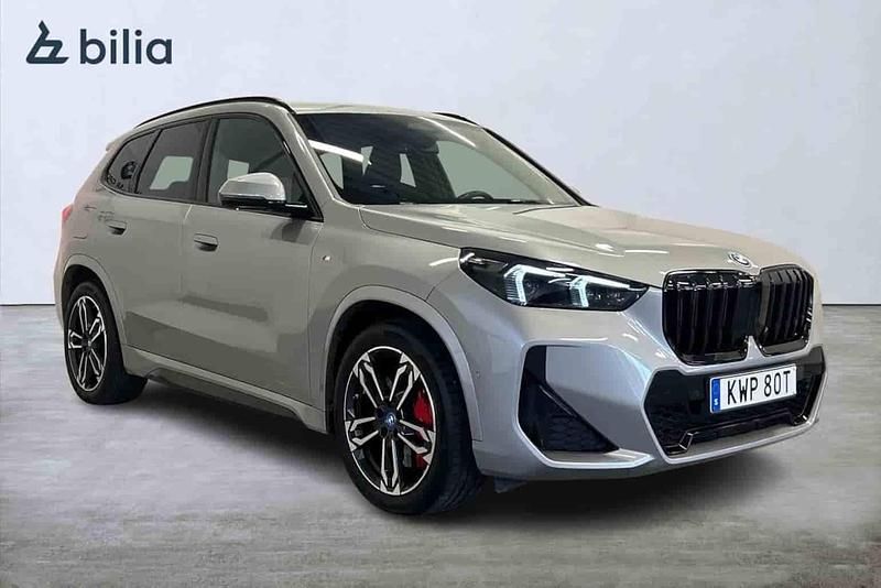 Grå Begagnad 2024 BMW X1 SUV | 599 000 kr - Bild 1/1