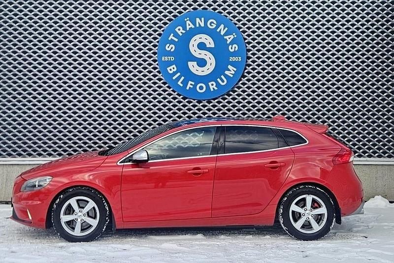 Röd Begagnad 2013 Volvo V40 R-Design Halvkombi | 89 000 kr (Superpris) - Bild 1/4