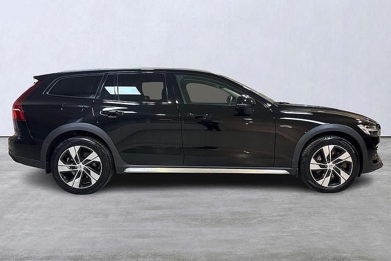 Begagnad Volvo V60 CC 200 HK (147 kW) 2021 Svart Kombi
