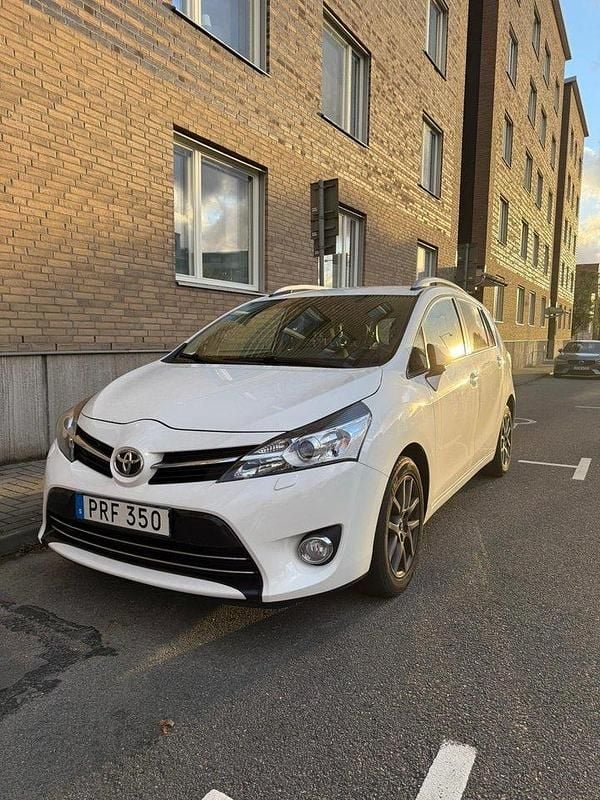 Vit Begagnad 2016 Toyota Verso Multidrive S Minibuss | 130 000 kr (Bra pris) - Bild 1/4