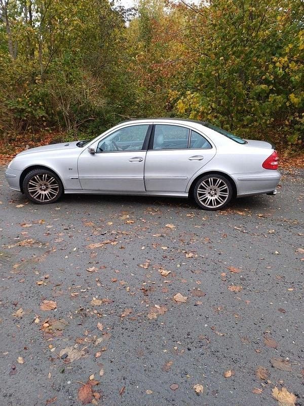 Grå Begagnad 2003 Mercedes E320 Avantgarde Sedan | 52 000 kr (Superpris) - Bild 1/4