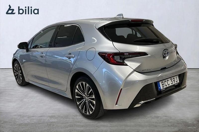 Begagnad Toyota Corolla Hybrid Style 141 HK (103 kW) 2024 Silver Halvkombi