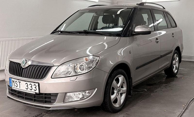 Ljusbrun Begagnad 2012 Skoda Fabia Elegance Kombi | 49 500 kr (Marknadspris) - Bild 1/4
