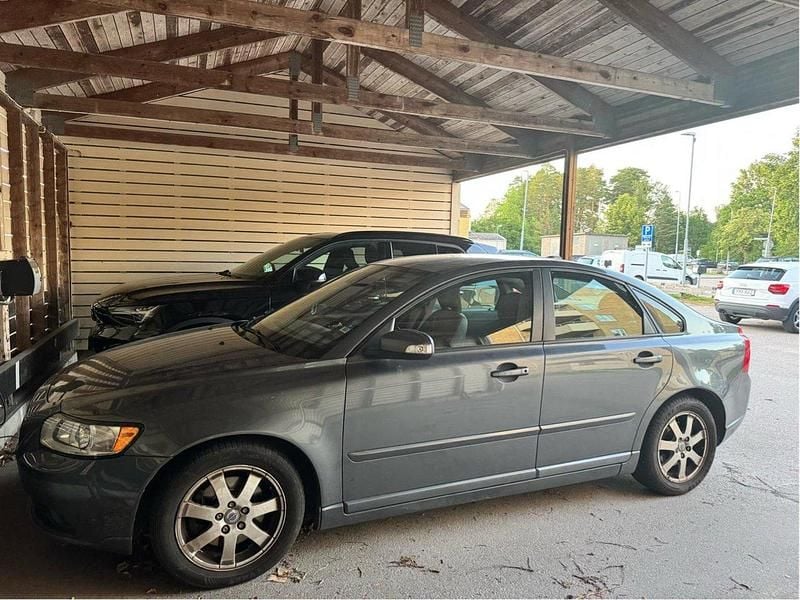 Grå Begagnad 2009 Volvo S40 Momentum Sedan | 36 000 kr (Superpris) - Bild 1/4