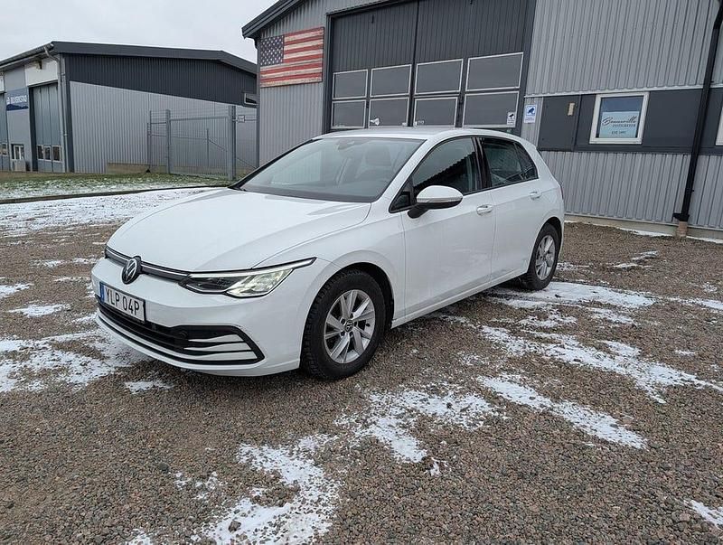 Begagnad VW Golf VIII 131 HK (96 kW) 2023 Vit Halvkombi