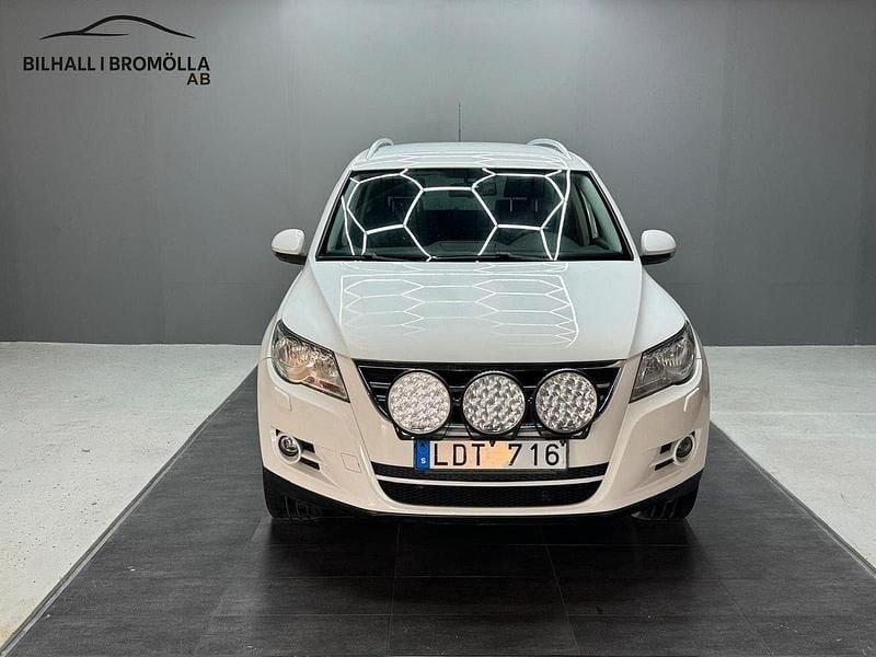 Vit Begagnad 2011 VW Tiguan Sportline SUV | 79 900 kr (Superpris) - Bild 1/4