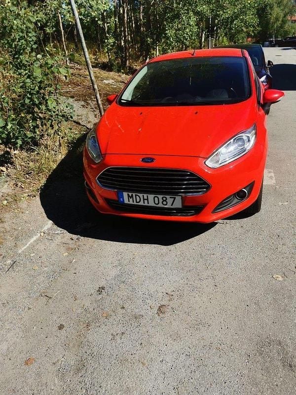 Röd Begagnad 2016 Ford Fiesta Titanium Halvkombi | 55 000 kr (Bra pris) - Bild 1/4