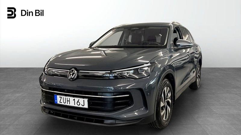 Mörkgrå Begagnad 2025 VW Tiguan SUV | 389 900 kr (Marknadspris) - Bild 1/4