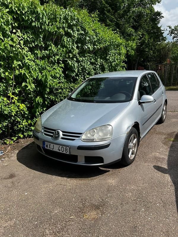 Silver Begagnad 2006 VW Golf IV Halvkombi | 20 000 kr (Bra pris) - Bild 1/4