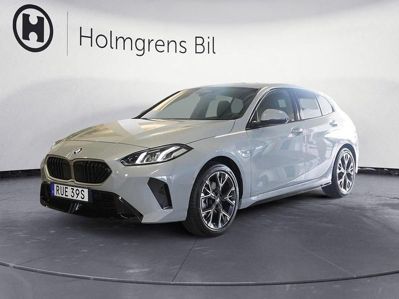 Grå Begagnad 2025 BMW 120 M Sport Halvkombi | 388 800 kr - Bild 1/4