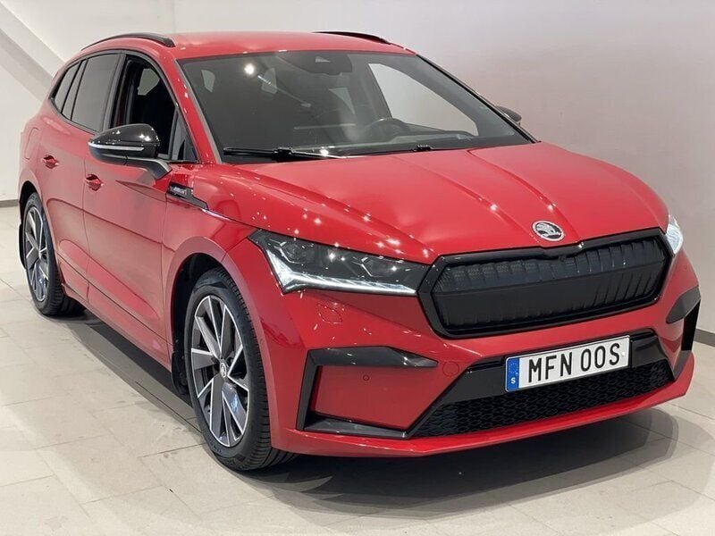 Röd (velvet red metallic) Begagnad 2022 Skoda Enyaq iV SportLine SUV | 369 900 kr (Bra pris) - Bild 1/2
